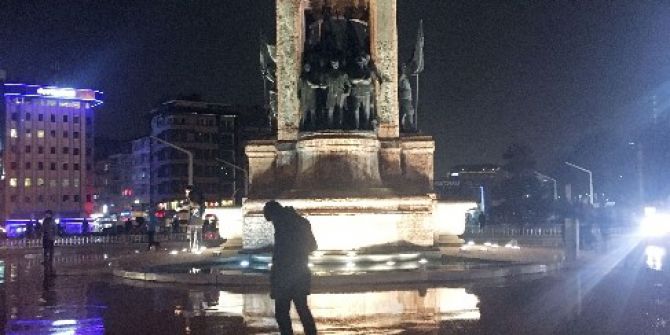 Taksim Meydanı’nda Kar Yağışı Etkili Oluyor