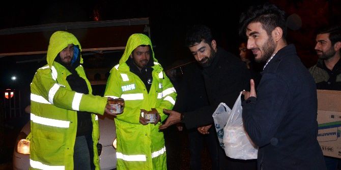 Ak Parti Gençlik Kolları’ndan Polise Sıcak Çorba İkramı