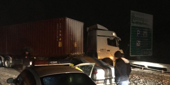 Kar Kazası Otobanı Kilitledi