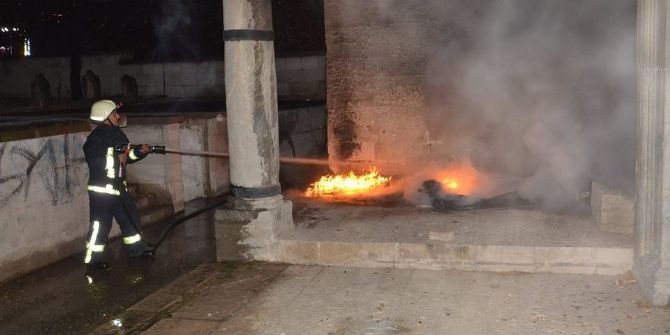 Tadilat Gören Caminin Önündeki Ahşap Kanepe Yandı
