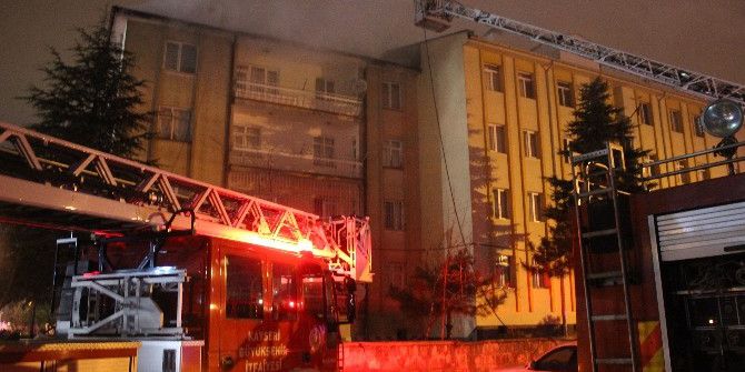 4 Katlı Binanın Çatı Katında Çıkan Yangın Paniğe Neden Oldu