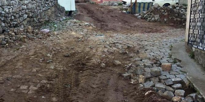 Ayvalık-palabahçe’de Yol Onarım Çalışmalarına Başlandı