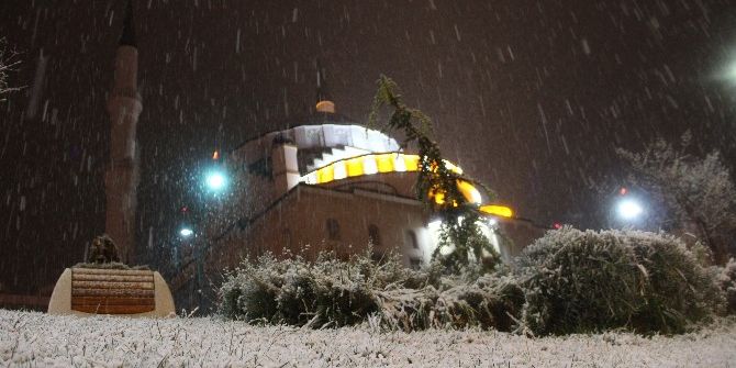 Kar Yağışı Elazığ’ı Beyaza Bürüdü
