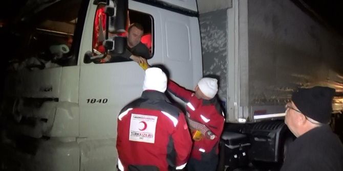 Kızılay Yolda Kalanlara Sıcak Çay İkram Etti