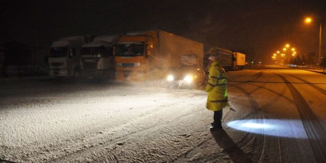 Seydişehir’de Trafiğe Kar Engeli