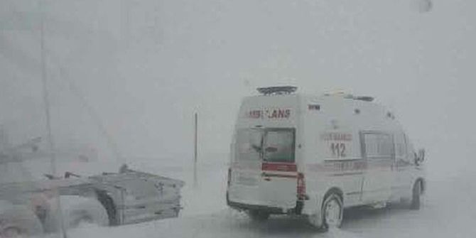 Kar Yağdı Araçlar Yoldan Çıktı