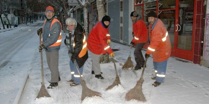 Nevşehir Belediyesi Ekipleri Kar Temizliği Yapıyor