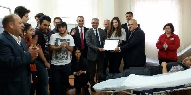 Lise Öğrencileri İyilikte Yarışıyor