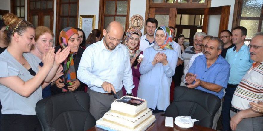 Başkan Özcan’a Personelinden Doğum Günü Sürprizi