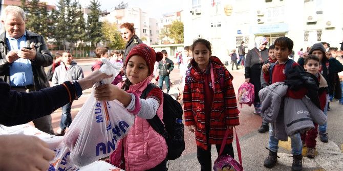 Muratpaşa Belediyesi, Okullarda Nar Dağıtımına Başladı