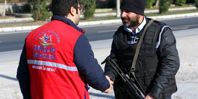Aydın Gençlik Merkezi’nden Soğukta Nöbet Tutan Polislere Sıcak Destek