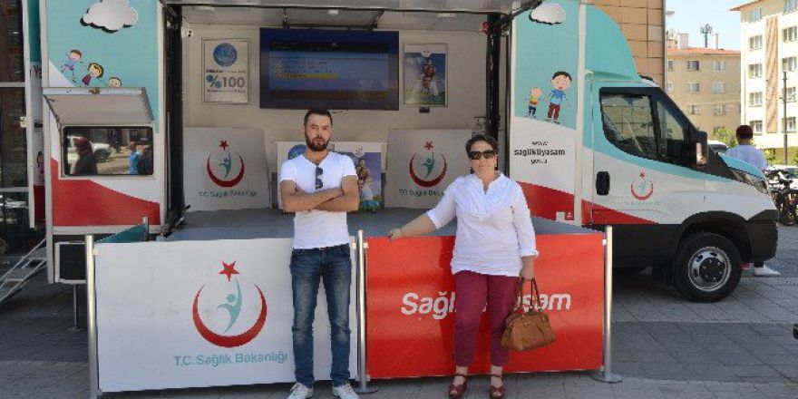 Sağlıklı Yaşam Aracı Espark Önünde