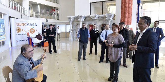 Yaşlı Evi Üyeleri Başkan Uysal’a Zeytin Hediye Etti