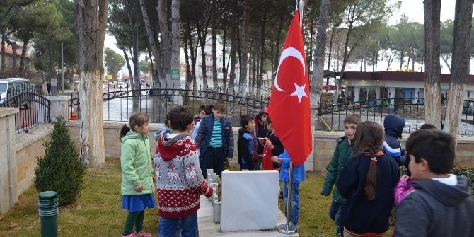 Öğrencilerden Şehitlere Ziyaret