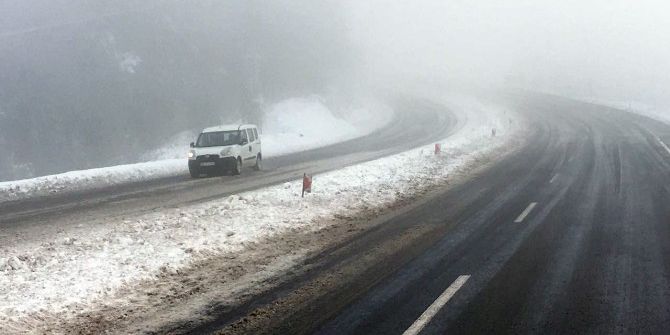 Şiddetli Kar Yağışı Nedeniyle Araçlar Yollarda Kaldı