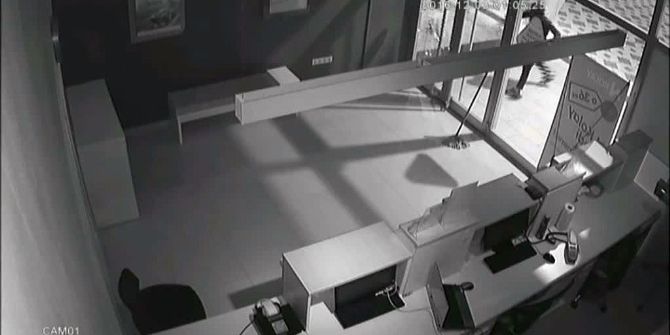 Kaldırım Taşıyla Camı Kıran Hırsızlar Kamerada