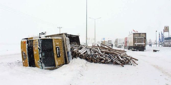 Erzurum-ağrı Karayolu Yoğun Kar Yağışı Sebebiyle Trafiğe Kapatıldı