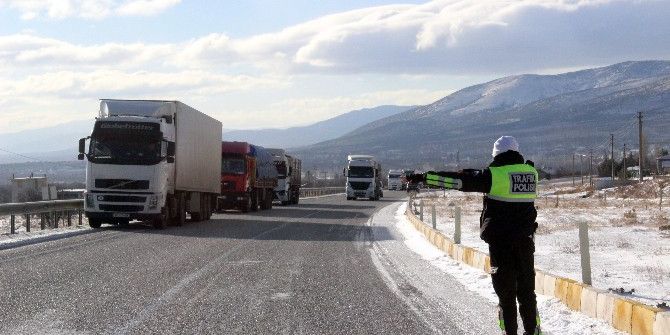 Denizli-antalya Ulaşımını Sağlayan Geçit Buz Tuttu, Tırlar Yolda Kaldı