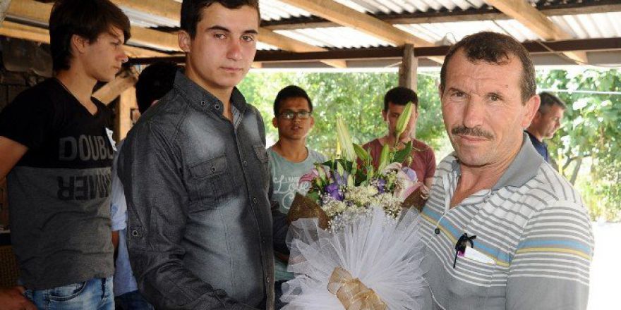 Bilecikli Gençler Ve Göçmenlerden Şehit Er’in Ailesine Ziyaret