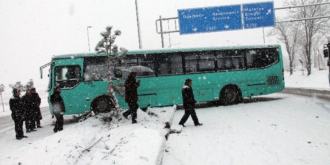 Elazığ’da Kar Etkili Oldu, 381 Köy Yolu Kapandı