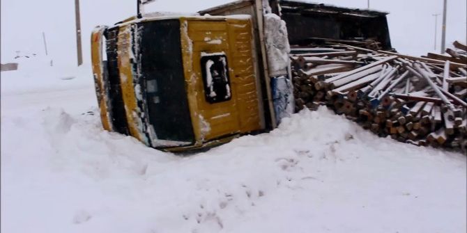 Kar Nedeniyle Buzlanan Yolda Kontrolden Çıkan Kamyon Devrildi
