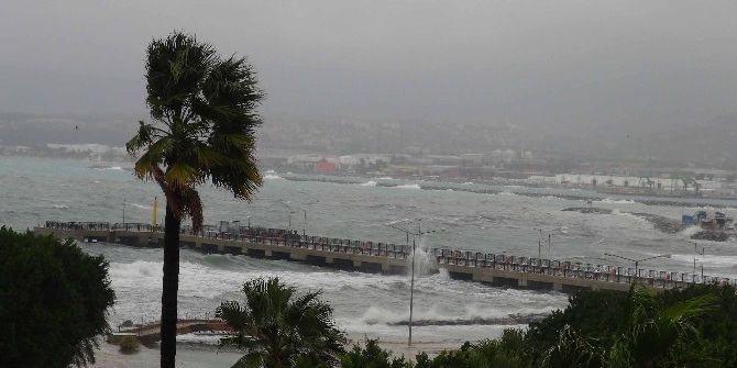 İskenderun Körfezi’nde Fırtına Dev Dalgalar Oluşturdu