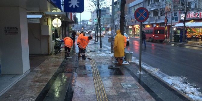 Yol Ve Kaldırımlar Kardan Temizlendi