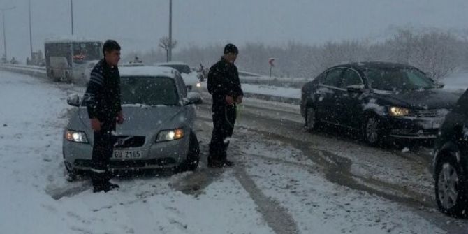 Kar Onlarca Aracı Yolda Bıraktı