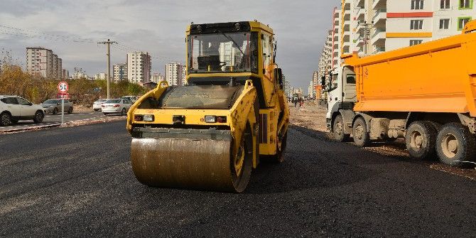 Nazım Hikmet Caddesi’nde Asfalt Çalışması Devam Ediyor