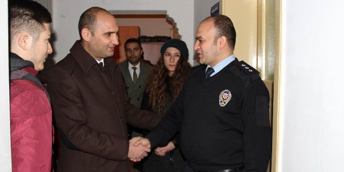 Gençlerden Polislere Anlamlı Ziyaret