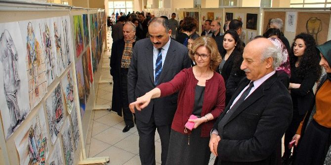Neü Öğrencilerinin Resimleri Sanatseverlerle Buluştu