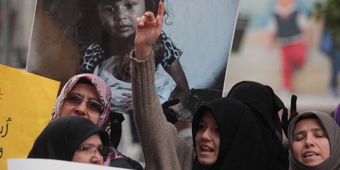 Esad Halep’i Vuruyor, Sığınmacılar Yakınlarına Ağlıyor