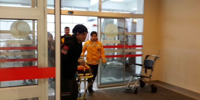 Üzerine Demir Kapı Devrilen Kadın Yaralandı