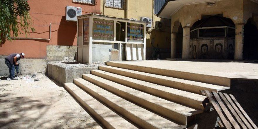 Tarihi Ot Pazarı Camininin Çevresinde Yenileme Çalışması Başlatıldı