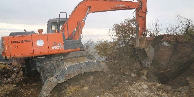 Başkan Şirin Evi Yanan Aileyi Yalnız Bırakmadı