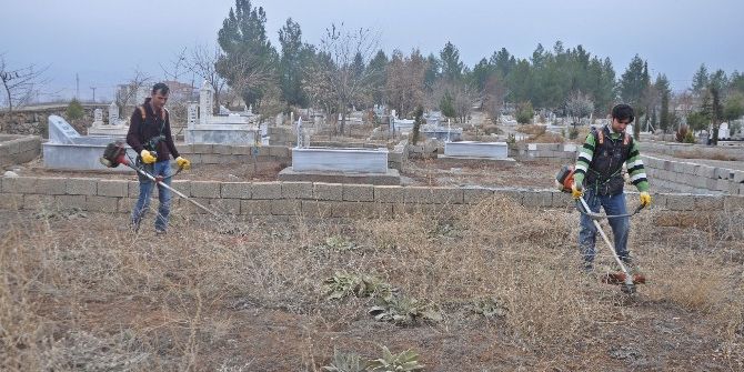Gölbaşı’nda Mezarlıklar Temizleniyor