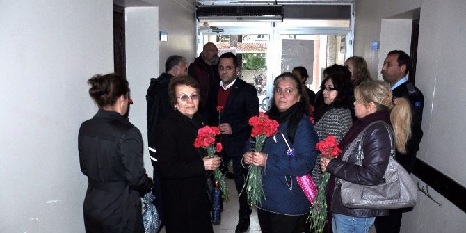 Kadirli’de Chp Yönetimi Polislere Karanfil Vererek Başsağlığı Diledi