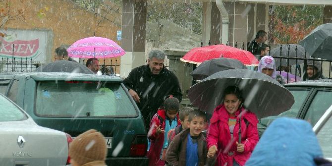 Öğrenciler Okul Çıkışı Kar Sürpriziyle Karşılaştı