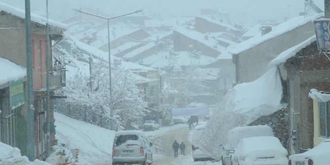 Çelikhan’da Kar Yağışı Hayatı Olumsuz Etkiliyor