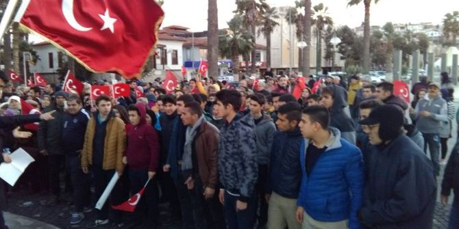 Kuşadası’nda Terörü Kınama Yürüyüşünde Tartışma