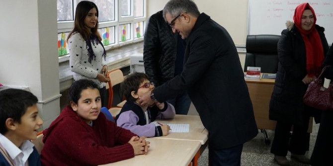 Adıyaman Belediyesinden Engelli Öğrencilere Çeşitli Hediye