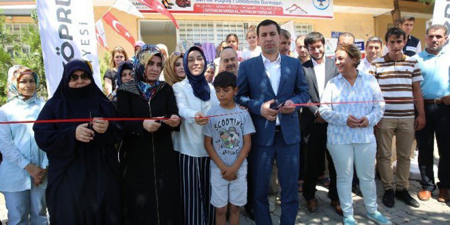 Bu Mağazada Elbiseler Bedava