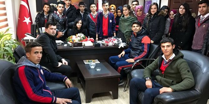 Öğretmen Ve Öğrencilerden Polislere Anlamlı Ziyaret