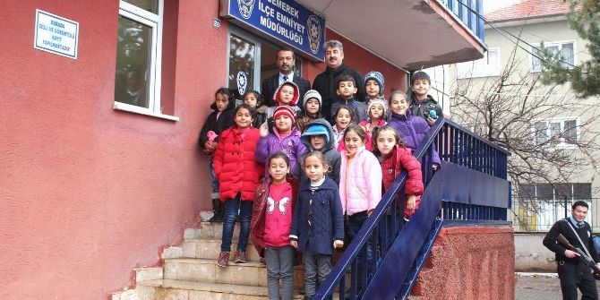 8 Yaşındaki Sinem Nöbet Tutan Polise Harçlıklarıyla Bere Aldı