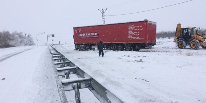 Yoğun Kar Yağışı Trafiği De Etkiledi