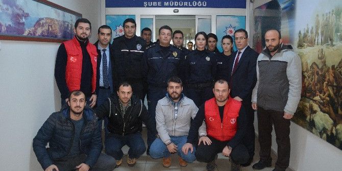 Türk Gençliği Polisinin Yanında