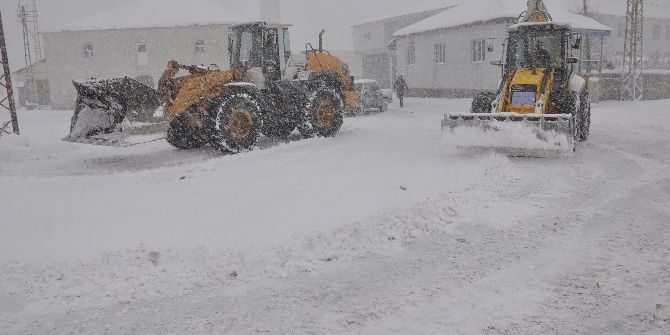 Yüksekova’da Kar Temizleme Çalışması
