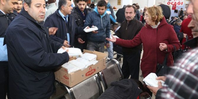 Karaman Belediyesi, Otogarda Bekleyen Yolculara Sıcak Çorba Dağıttı