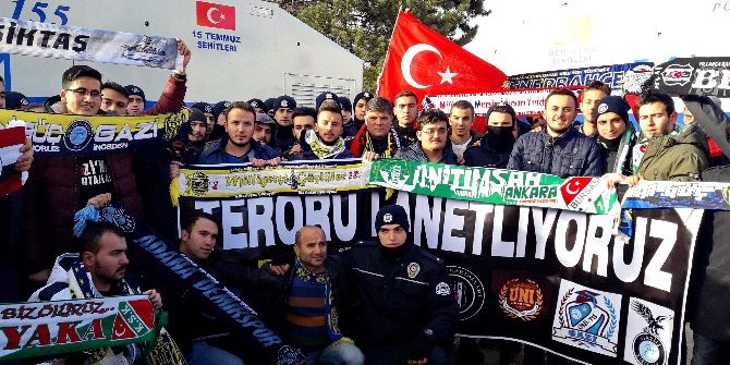 Tribünün Renkleri Polise Destek İçin Birleşti