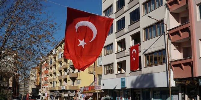 Şehit Babası İçin Caddeye Türk Bayrağı Astırdı